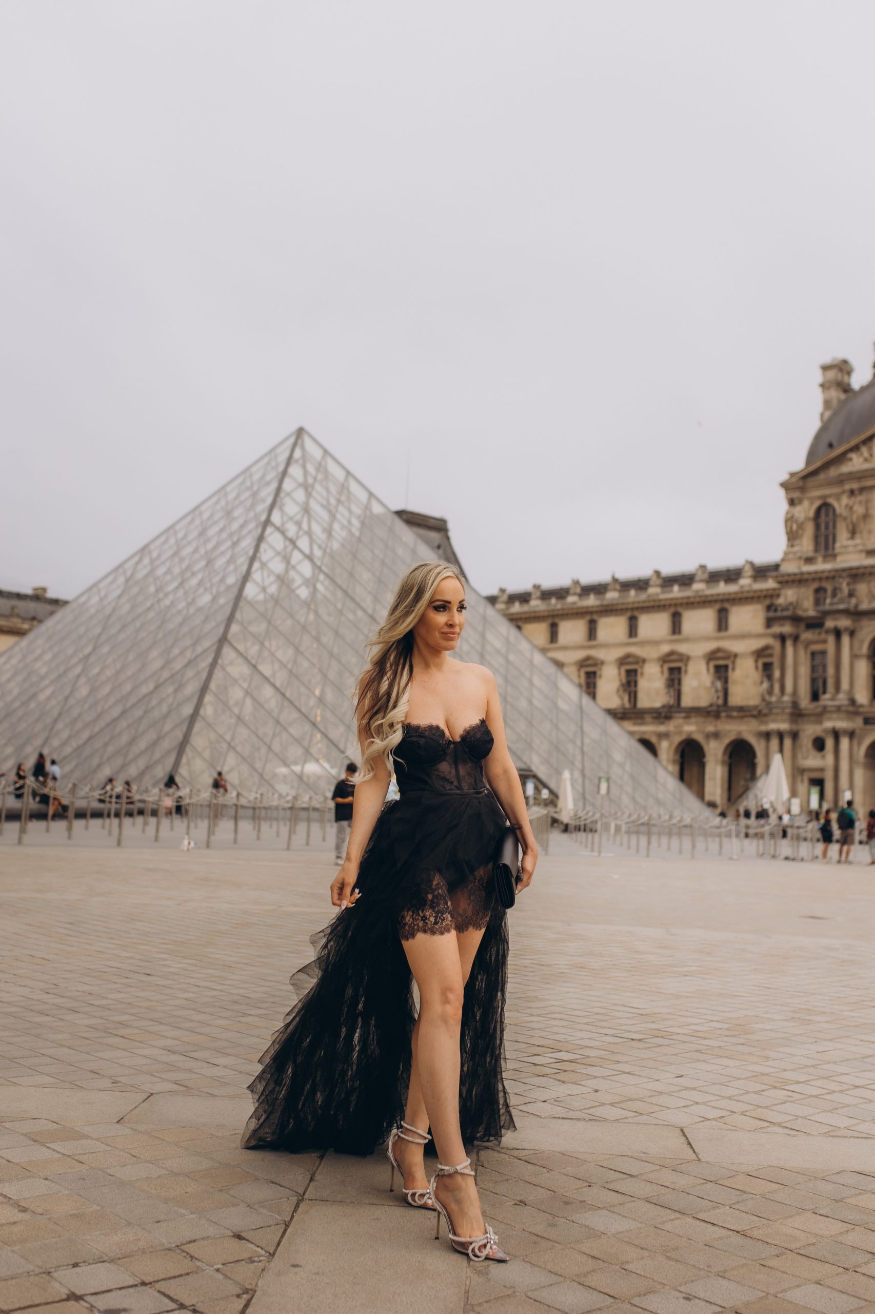Paris photoshoot at Louvre and Arc De Triomphe