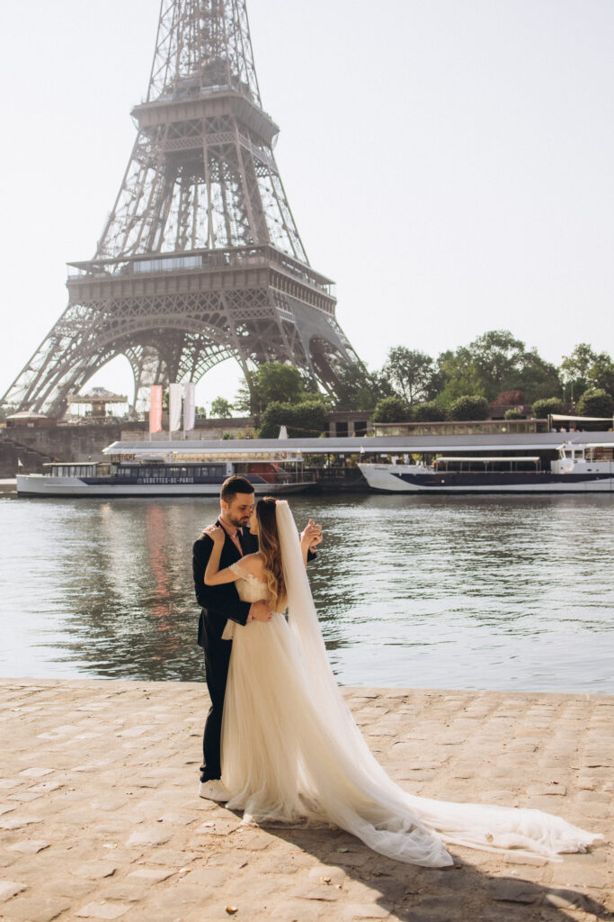 Dreamy pre-wedding photos by the Seine