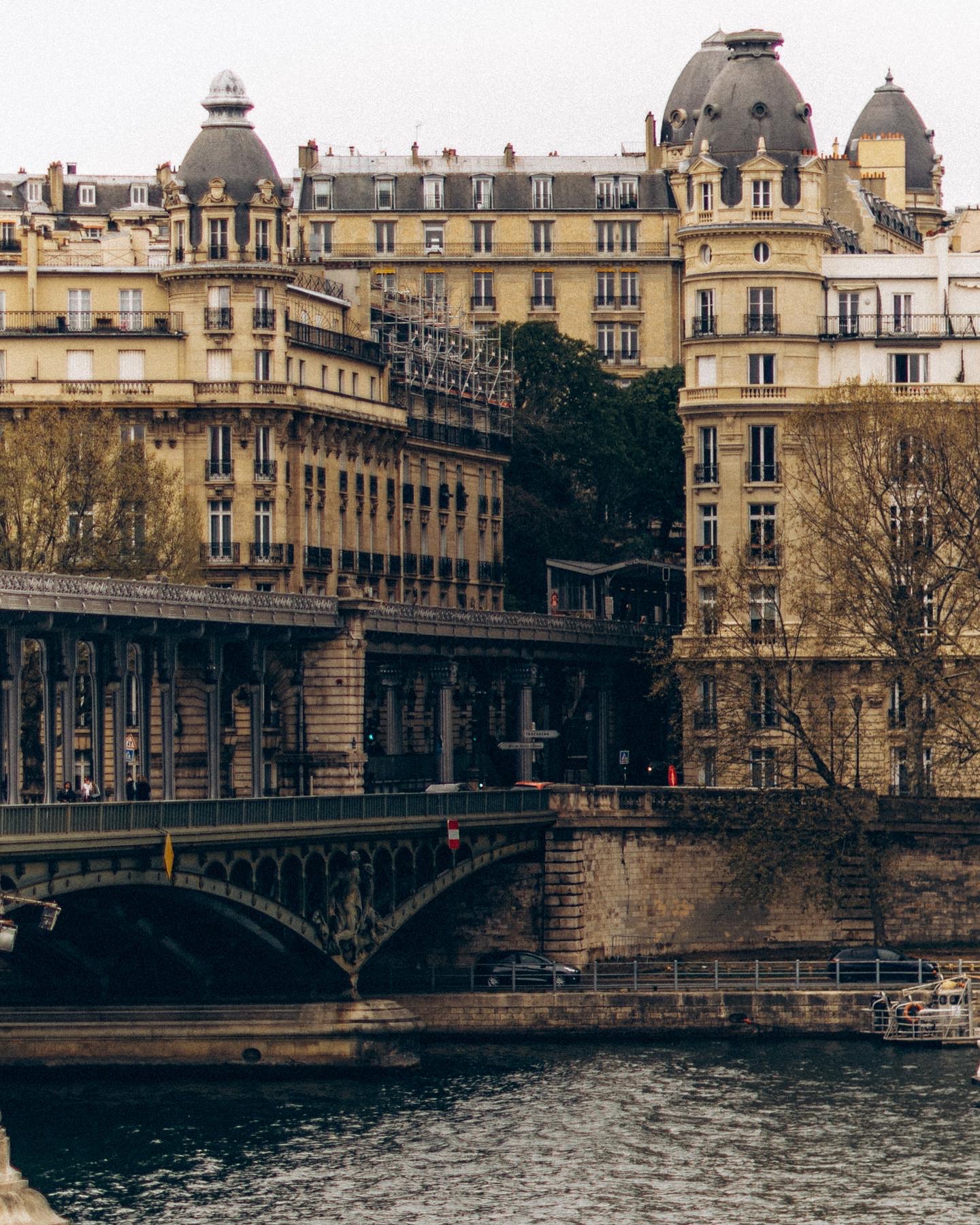 Paris photoshoot near classic parisian architecture